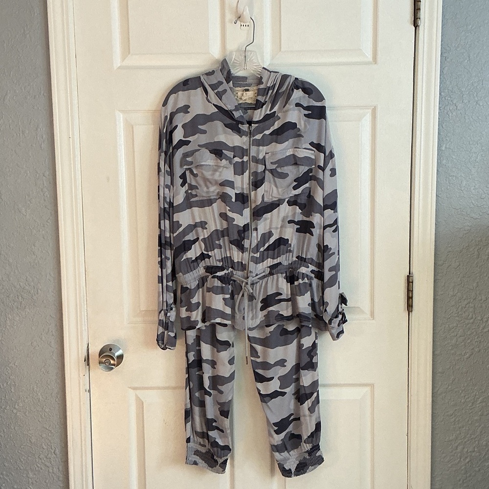 ⭐️⭐️Cupio Gray ⭐️⭐️. . Camouflage Athleisure Set